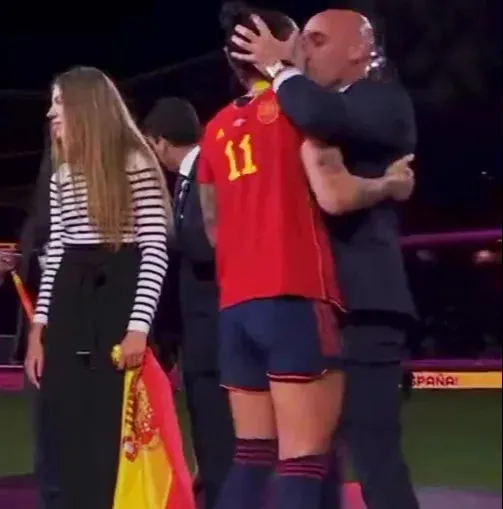 spanish-football-boss-apologizes-for-kissing-world-cup-star