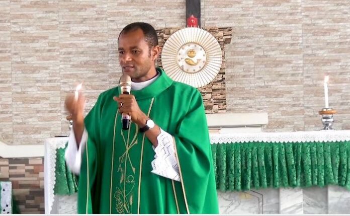 if-you-must-do-yahoo-target-politicians-rev-fr-oluoma-to-fraudsters