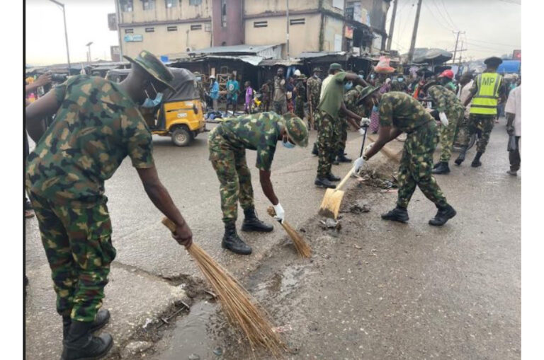 Nigeria Army clean up Ogun market & drainages (SEE PHOTOS) Nigeria Army clean up Ogun market & drainages (SEE PHOTOS)